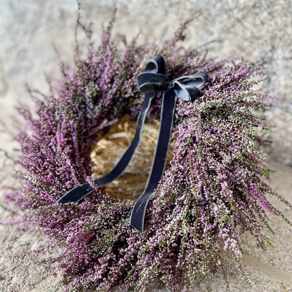 Corona flores de brezos rosas